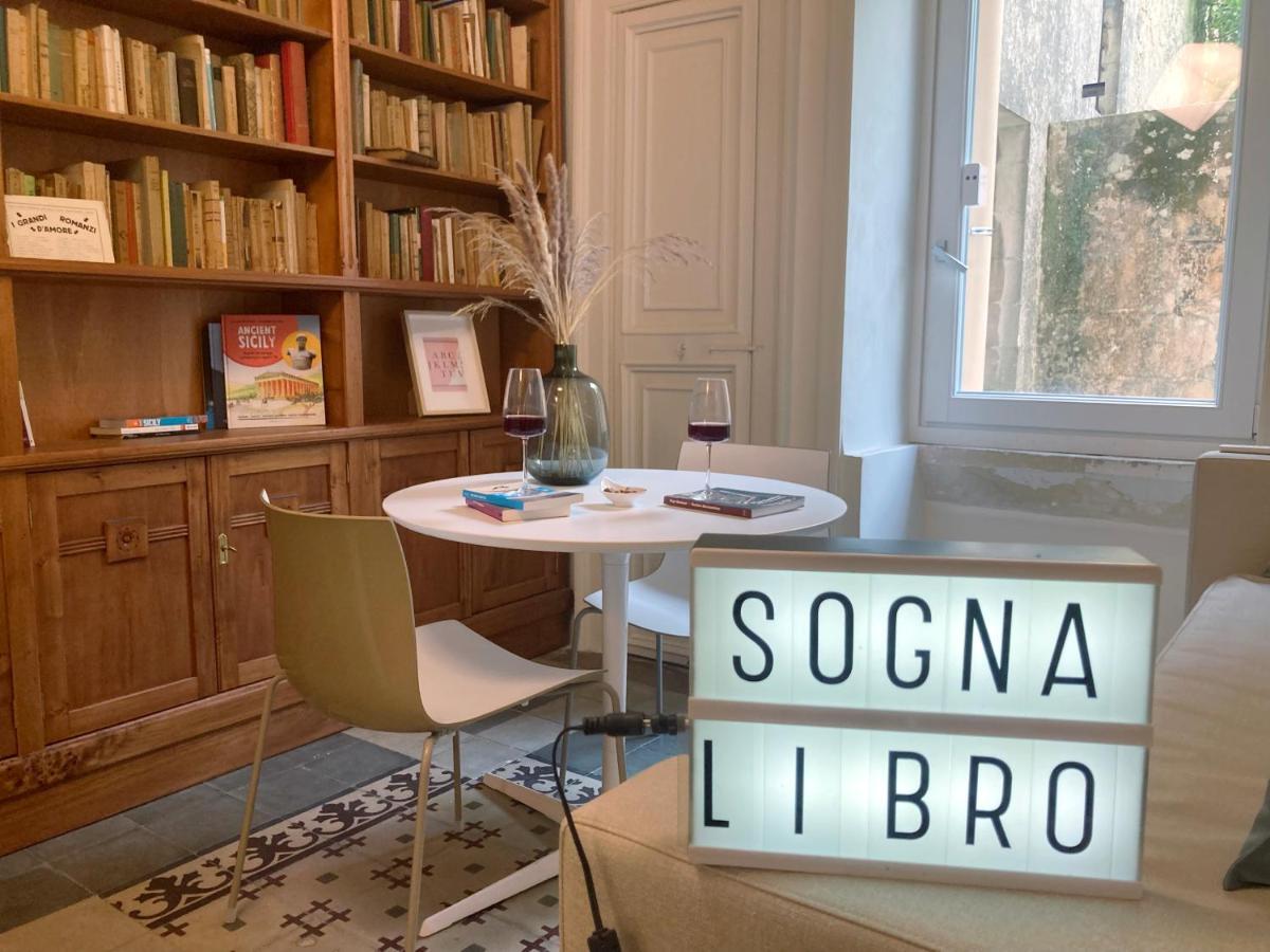 Sognalibro Bed And Books Bed & Breakfast Ragusa Bagian luar foto