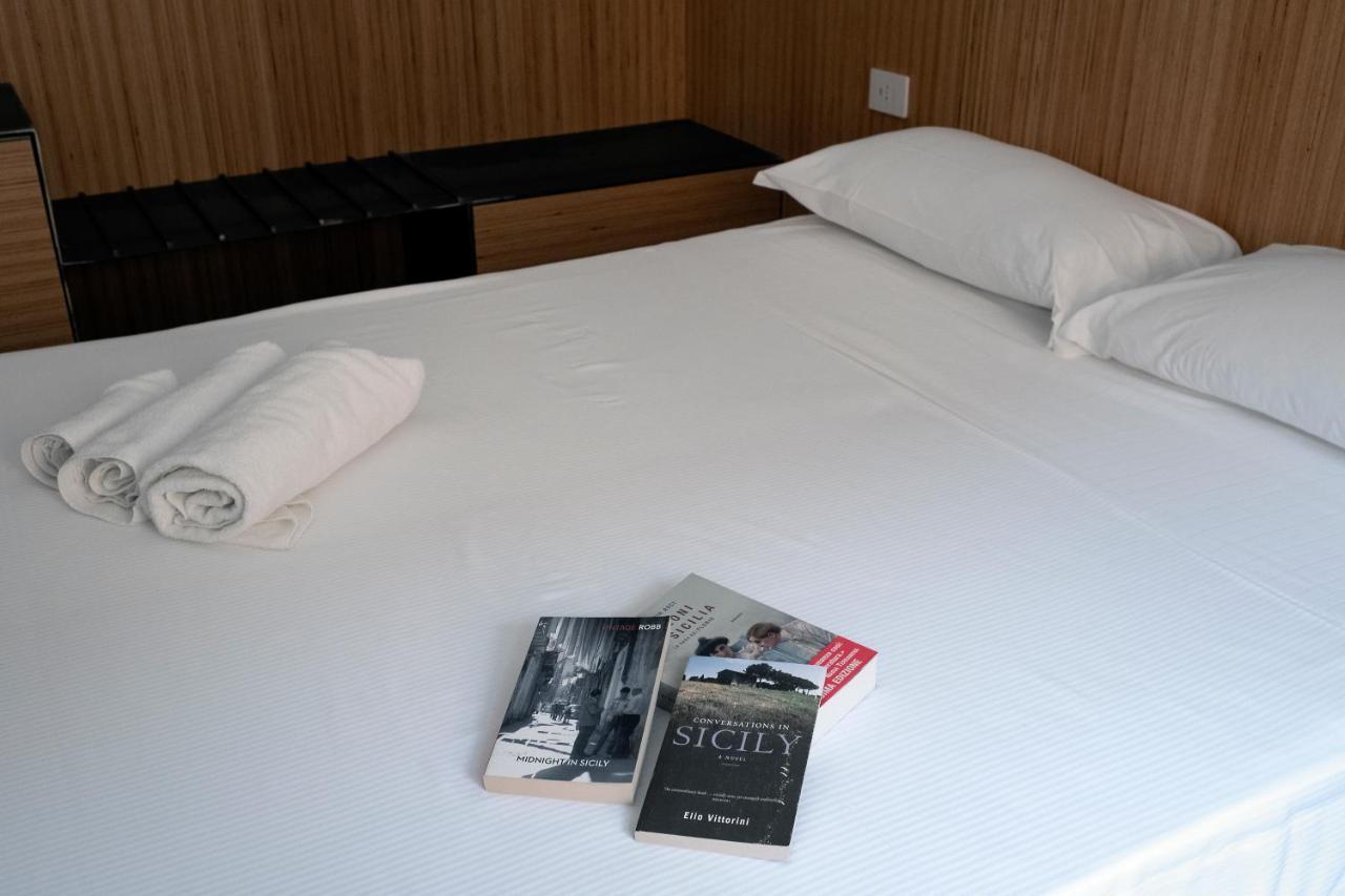 Sognalibro Bed And Books Bed & Breakfast Ragusa Bagian luar foto